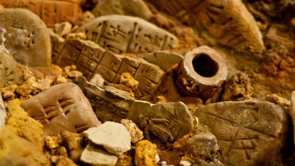 descoperire socanta intr un mormant din alba pe tablita erau trecute numele unor femei iar