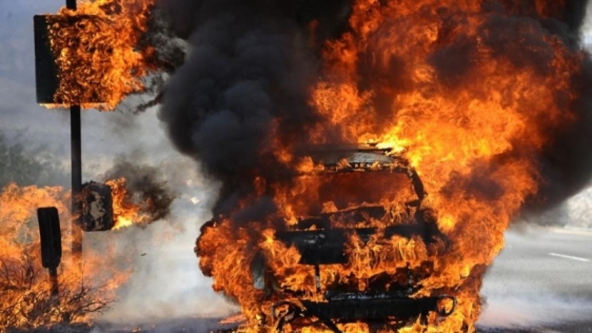 masina lui s a transformat in torta pe a1 circulatia a fost oprita din cauza fumului gros