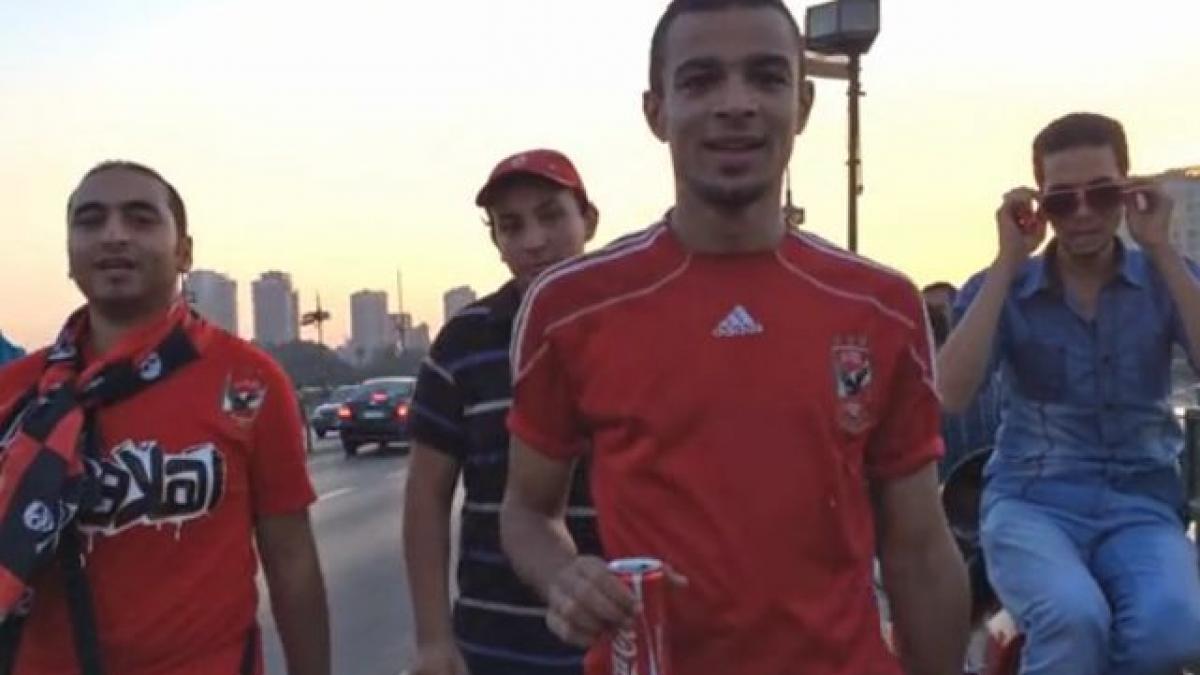 iata ce inseamna sa fii femeie in egipt o tanara s a plimbat intr o zona aglomerata din cairo si i