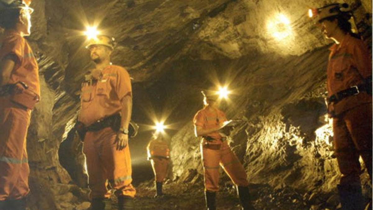 cutremur de 3 5 grade in subteran peste 30 de oameni blocati intr o mina