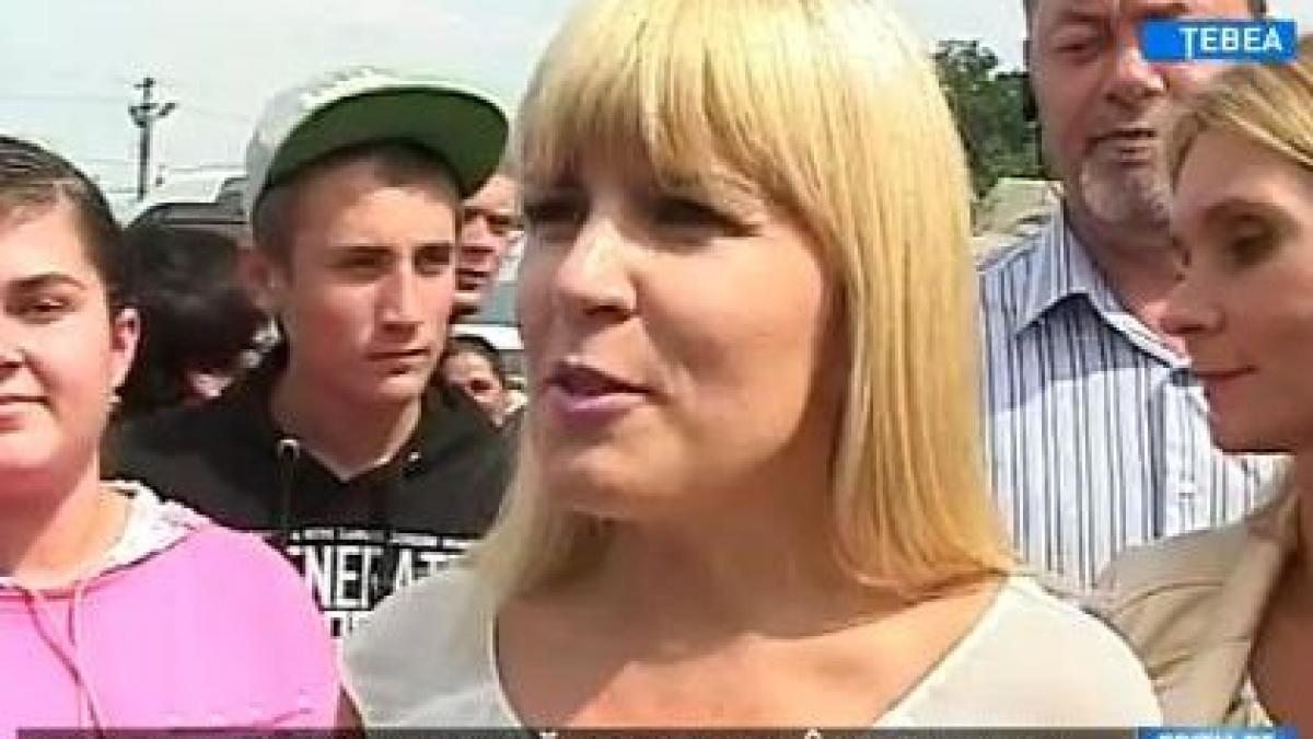 elena udrea a fost huiduita popular in miscare emil boc si a cumparat sosete la comemorarea lui