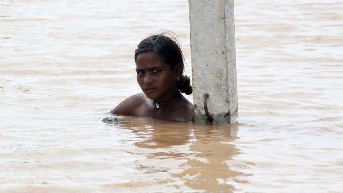 bilantul inundatiilor din india si pakistan peste 400 de morti si 400 000 de oameni blocati de ape