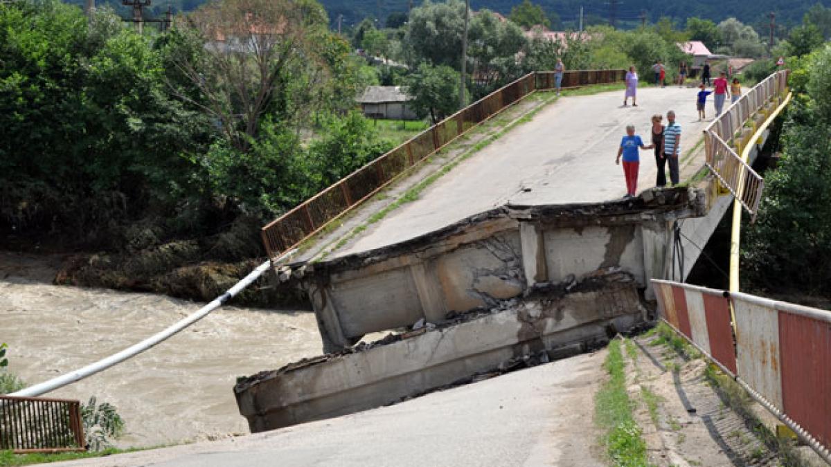 elevii dintr o localitate gorjeana risca sa nu inceapa noul an scolar dupa ce podul din albeni a