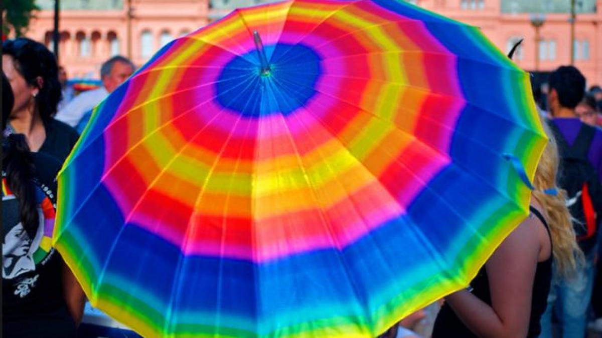 nemultumit de umbrelele colorate din centrul vechi al orasului botosani un preot a depus plangere