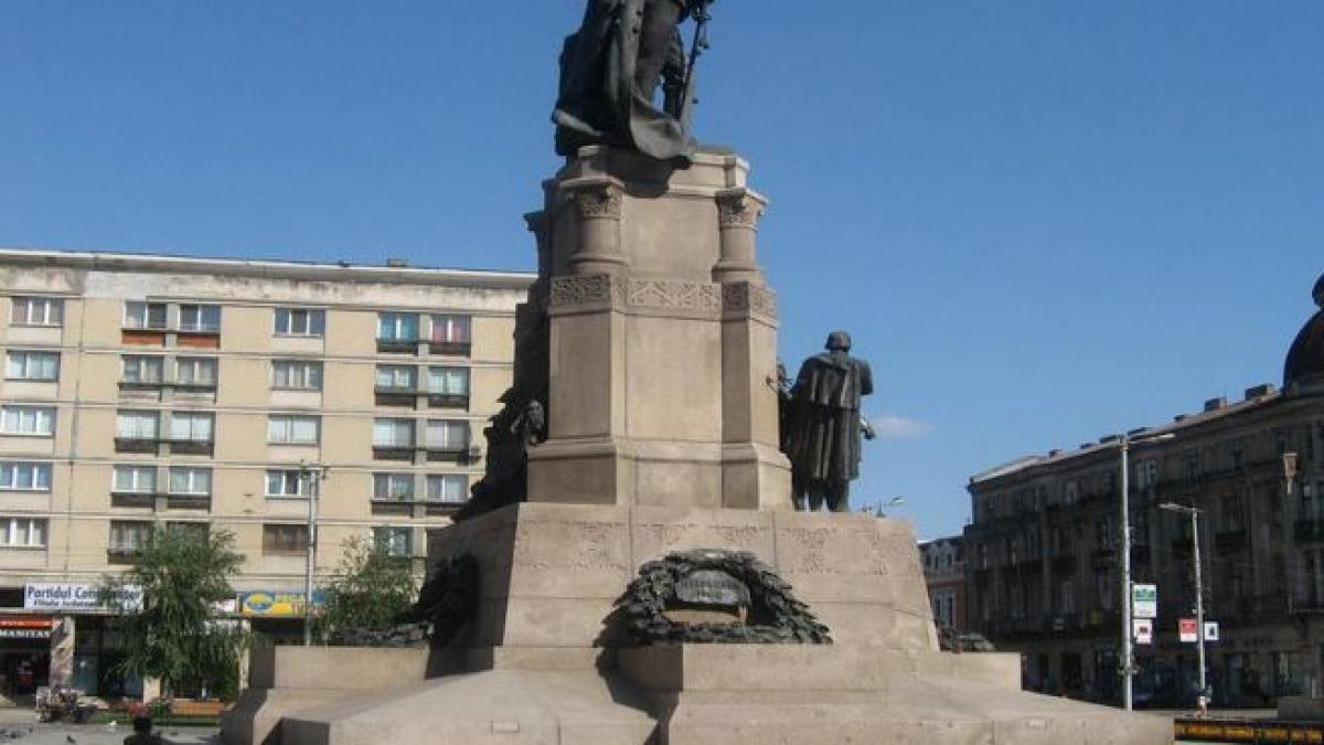 protest la inaltime pe statuia lui alexandru ioan cuza din iasi