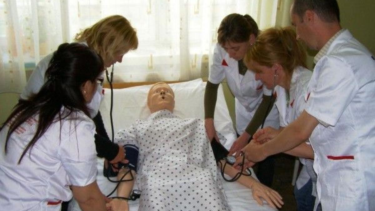 absolventii de liceu fara diploma de bac se inghesuie la postlicealele sanitare care ii primesc cu