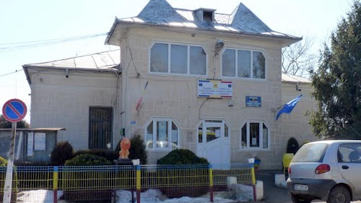 scandal la primaria din scutelnici viceprimarul luat pe sus de localnicii revoltati ca nu vor avea