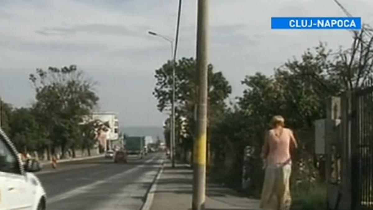 bani aruncati pe apa sambetei stalpi in mijlocul trotuarelor proaspat asfaltate investitie in zadar