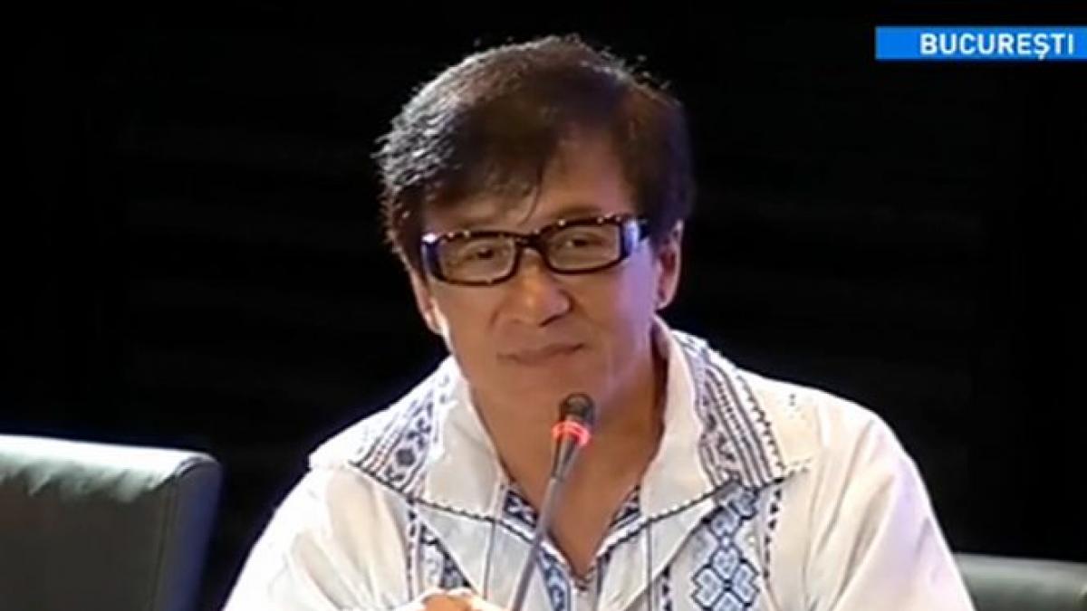 imbracat in port traditional romanesc jackie chan a lansat la bucuresti filmul zodiacul chinezesc