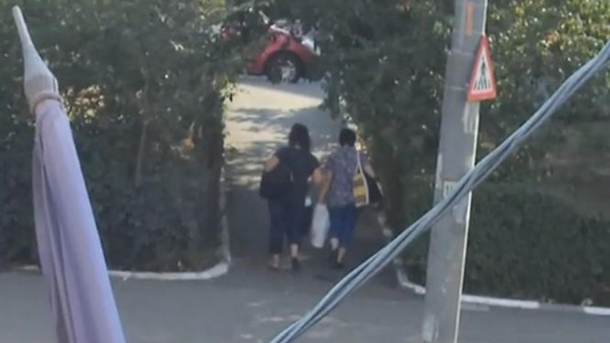 camera ascunsa ce fac angajatele unui centru social cu mancarea saracilor