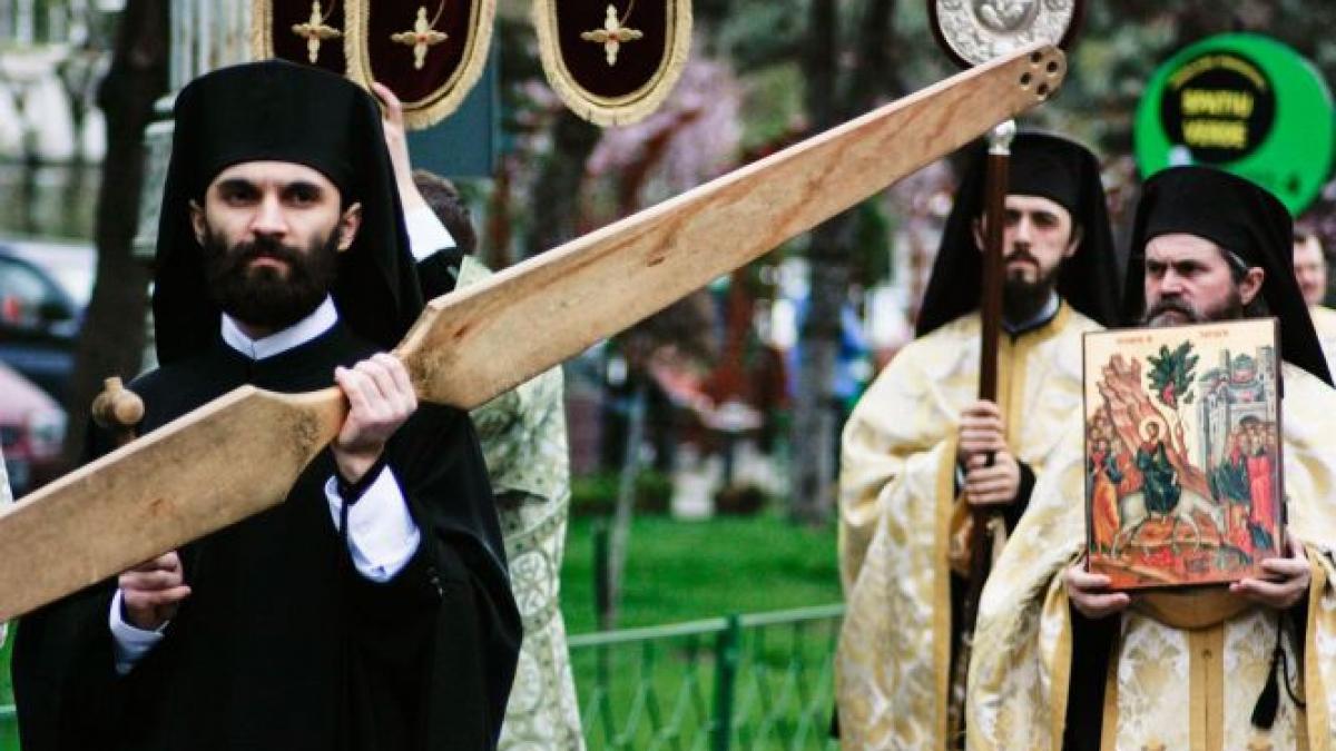 zeci de preoti pe platoul bucegi pentru a sfinti locul pe care ar trebui sa se ridice o biserica