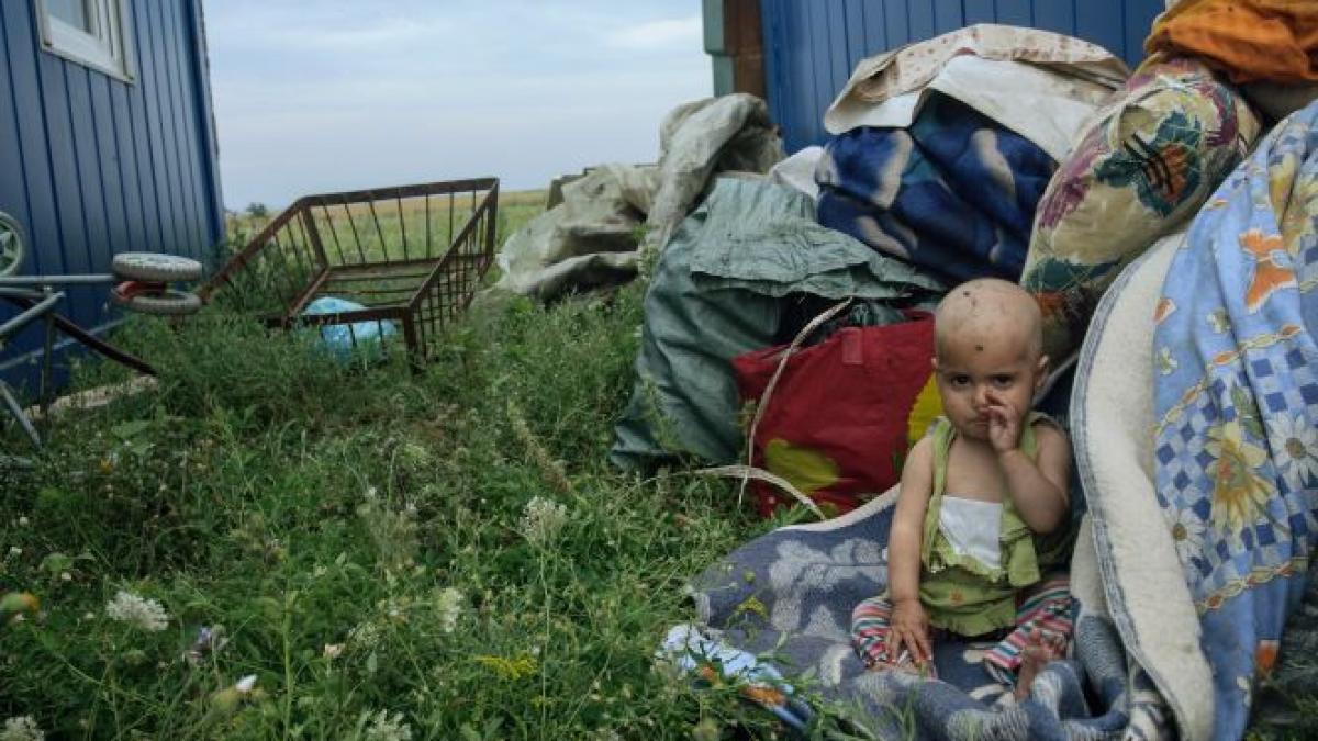 o romanca de etnie roma si fiul ei in varsta de 2 ani atacati si batjocoriti de mai multi