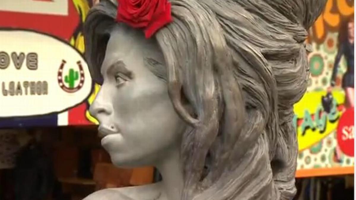 o statuie a cantaretei amy winehouse a fost inaugurata la londra