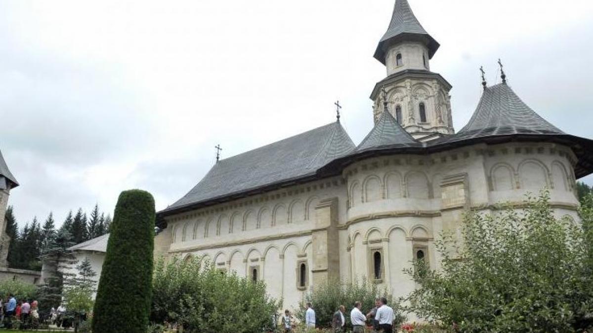 parlamentarii romani se incoloneaza spre manastirea putna