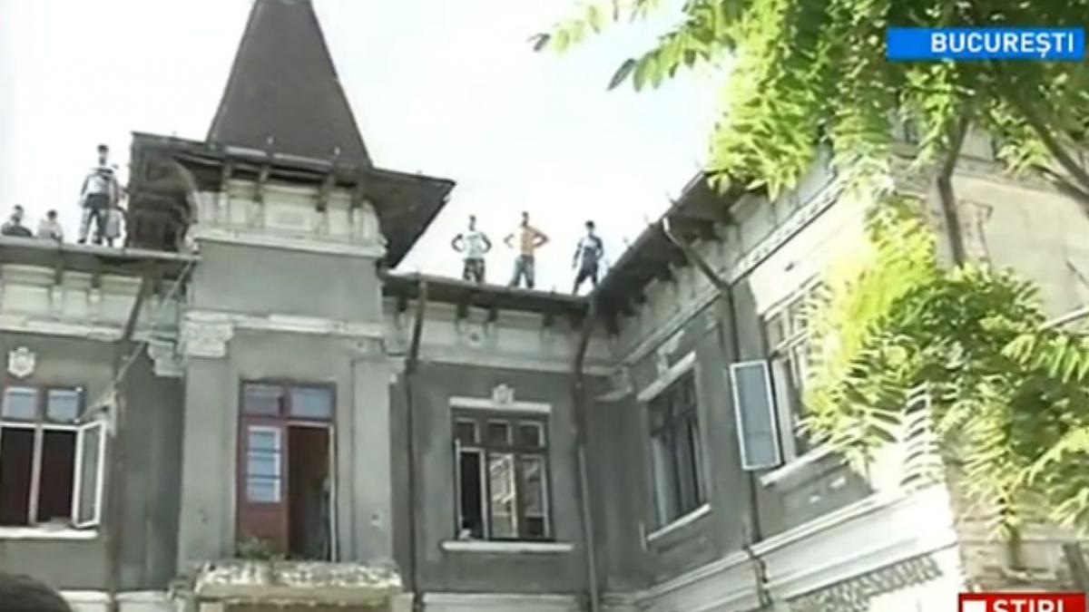 evacuare cu scandal in capitala suparati cativa chiriasi s au urcat pe acoperis in semn de protest