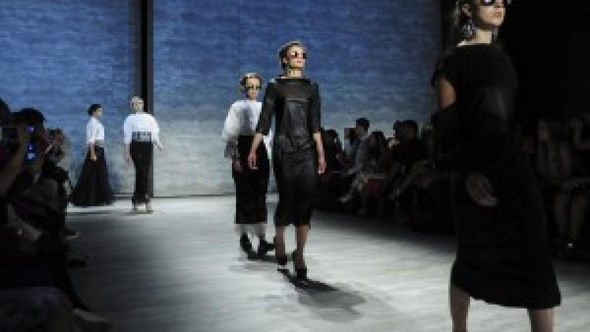 romania reprezentata cu cinste la ny fashion week creatiile designerului dorin negrau pe podium