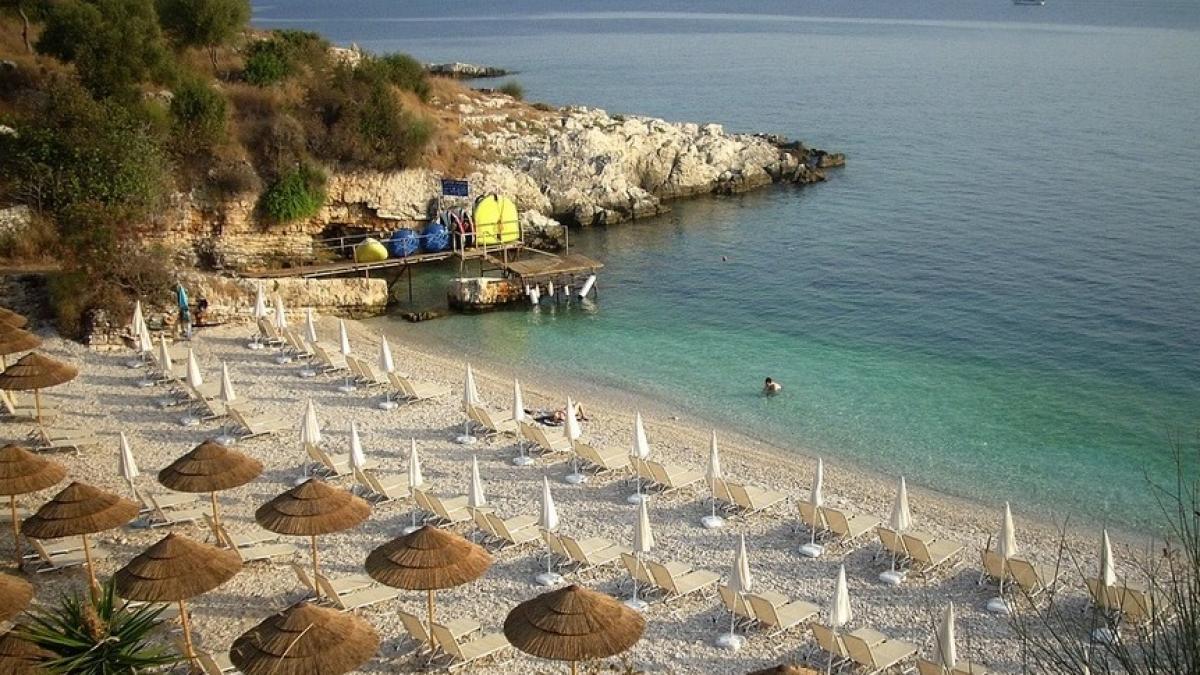 descopera farmecul unui sat plin de culoare din insula corfu