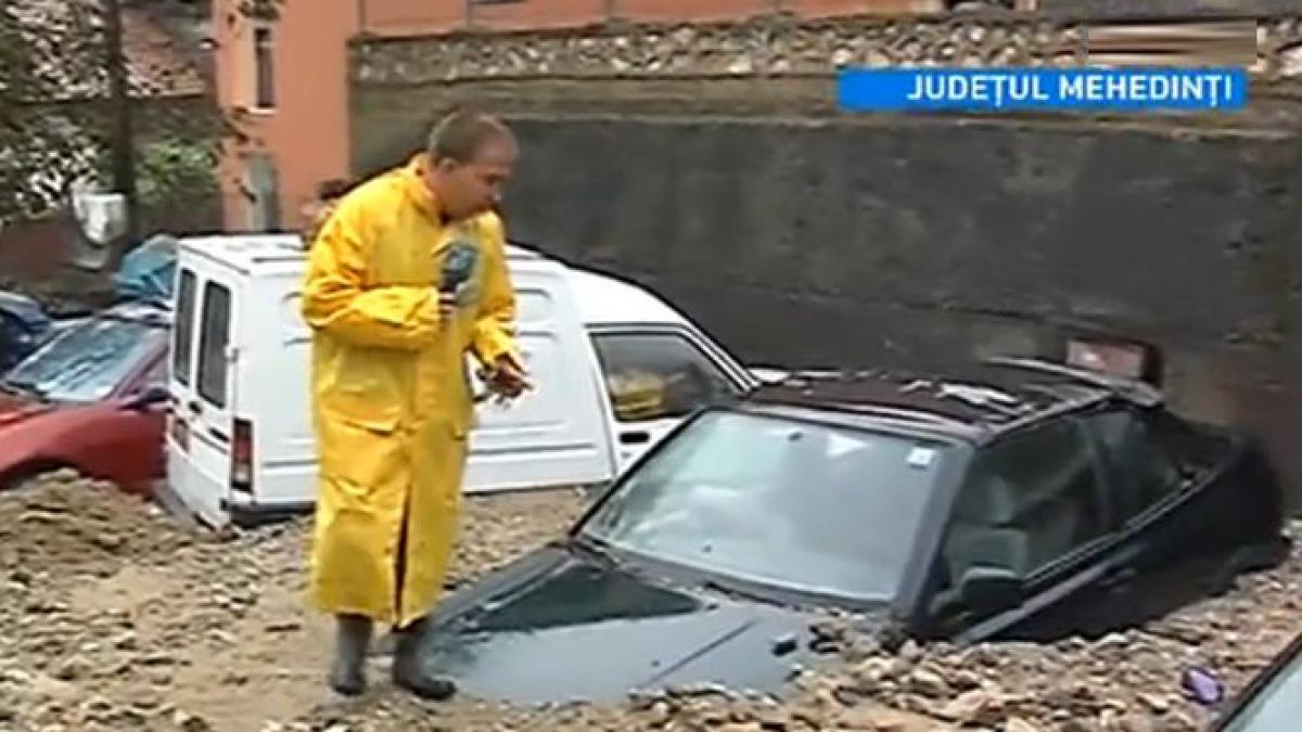 masini inghitite de malul adus de viituri