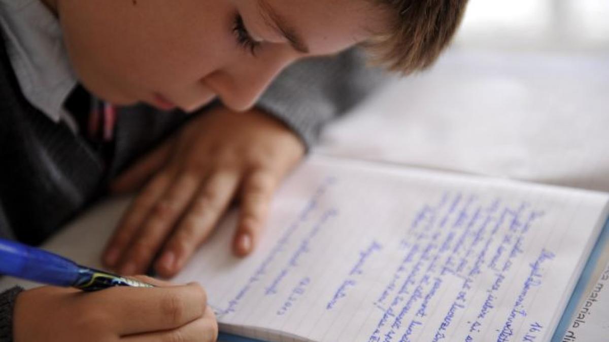 prima zi de scoala o dezamagire pentru unii copii romani elevii nevoiti sa invete in conditii