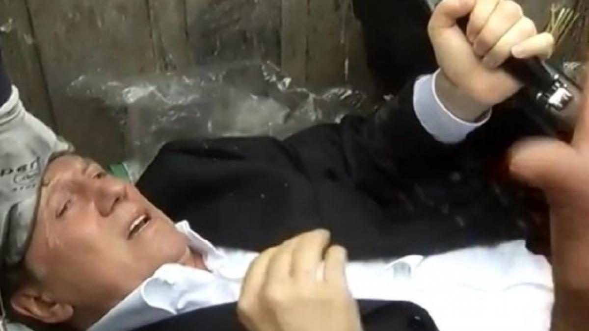 video deputat aruncat la gunoi scuipat si lovit cu servieta multimea furioasa l a pedepsit pe