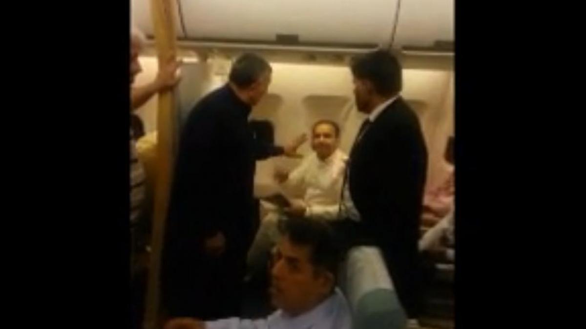 video doi politicieni din pakistan acuzati ca au intarziat decolarea unui avion reactia pasagerilor