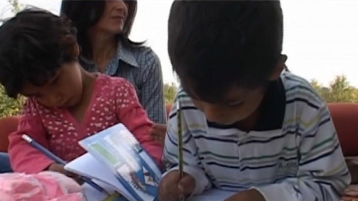 doi copii din cluj desculti in prima zi de scoala au primit o mana de ajutor