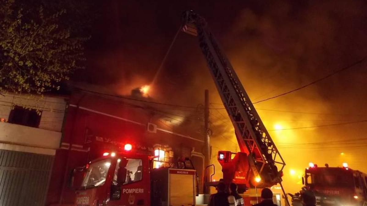 o cladire cu trei etaje din bucuresti a ars ca o torta un restaurant o sala de fitness si mai multe