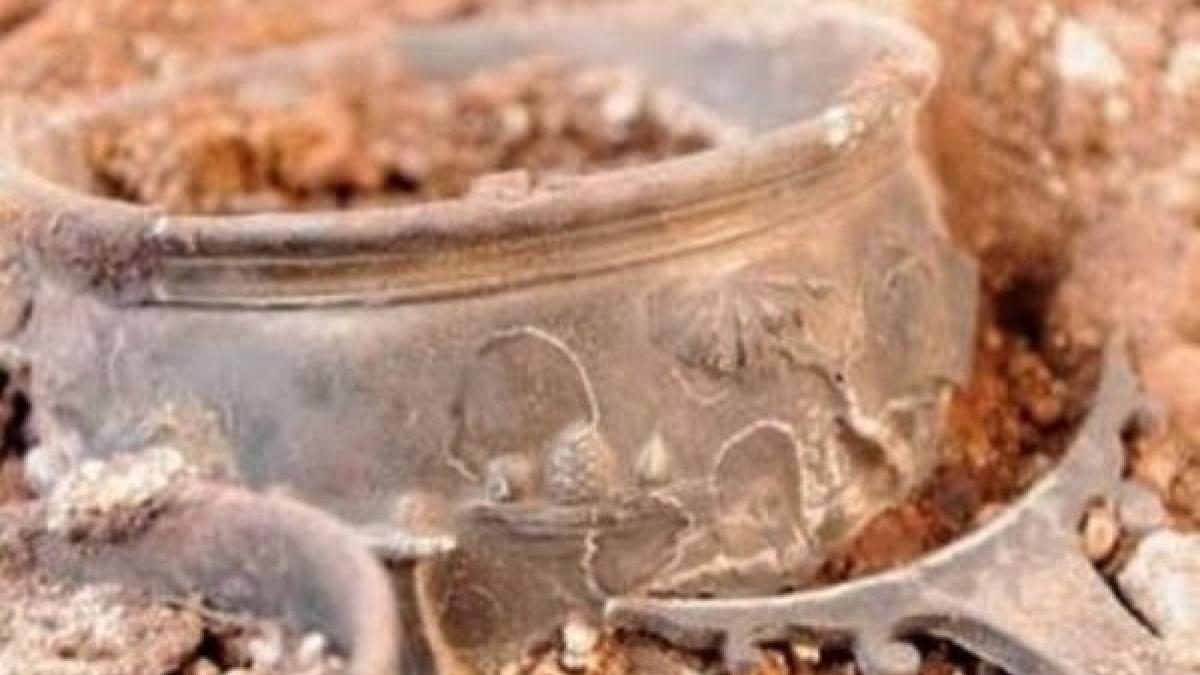 o comoara uriasa descoperita in romania era ingropata 15 cm sub pamant am ramas mut cand mi am dat