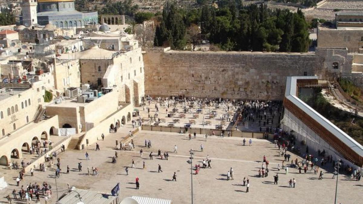 cu o saptamana inainte de anul nou evreiesc rabinii strang biletele pe care credinciosii le au