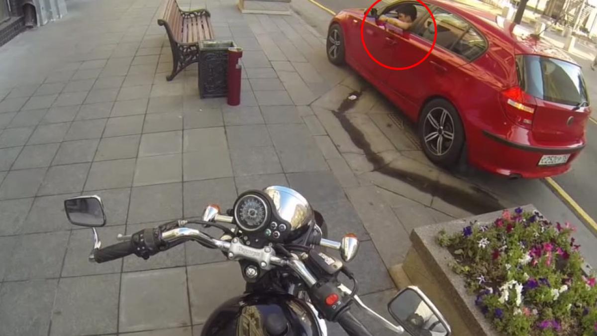 cea mai tare faza din trafic ce li s a intamplat soferilor care au aruncat gunoaie pe fereastra