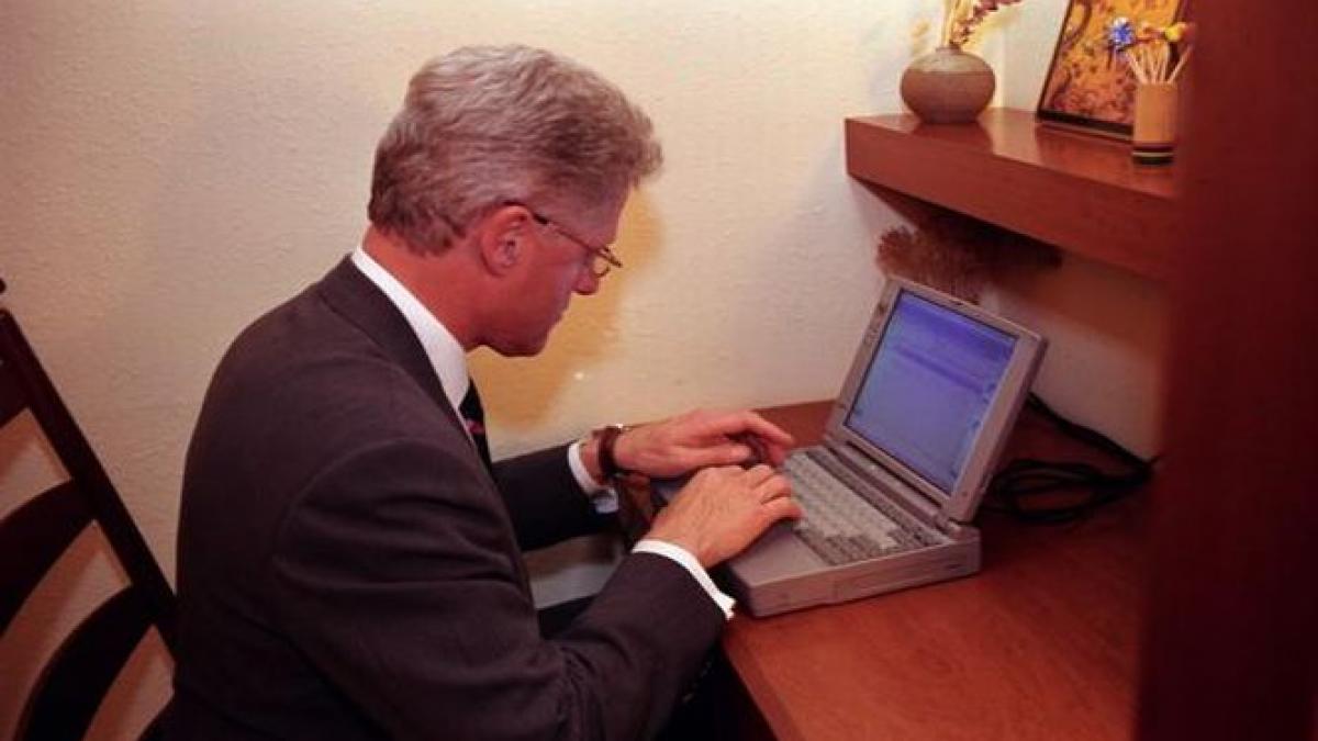 primul email trimis de bill clinton a fost expediat in alta lume