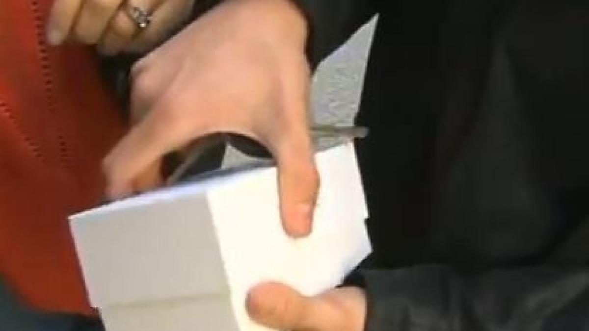 si a cumparat primul iphone si l a prezentat in fata camerei ce a urmat cand a deschis cutia e
