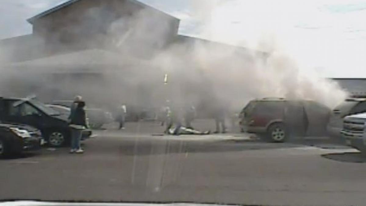 video salvare pe muchie de cutit a unui barbat aflat inconstient in masina cuprinsa de flacari