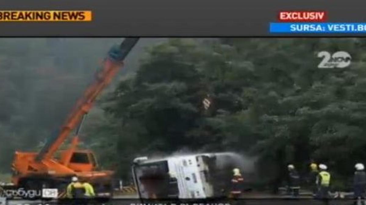 un roman a murit si alti 5 au fost grav raniti dupa ce autocarul in care se aflau a cazut intr o