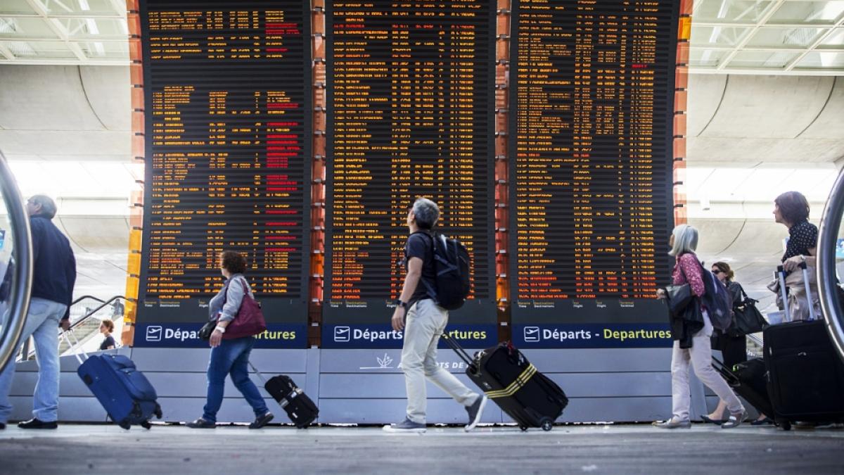 de opt zile traficul aerian din franta este paralizat cat costa fiecare zi de greva