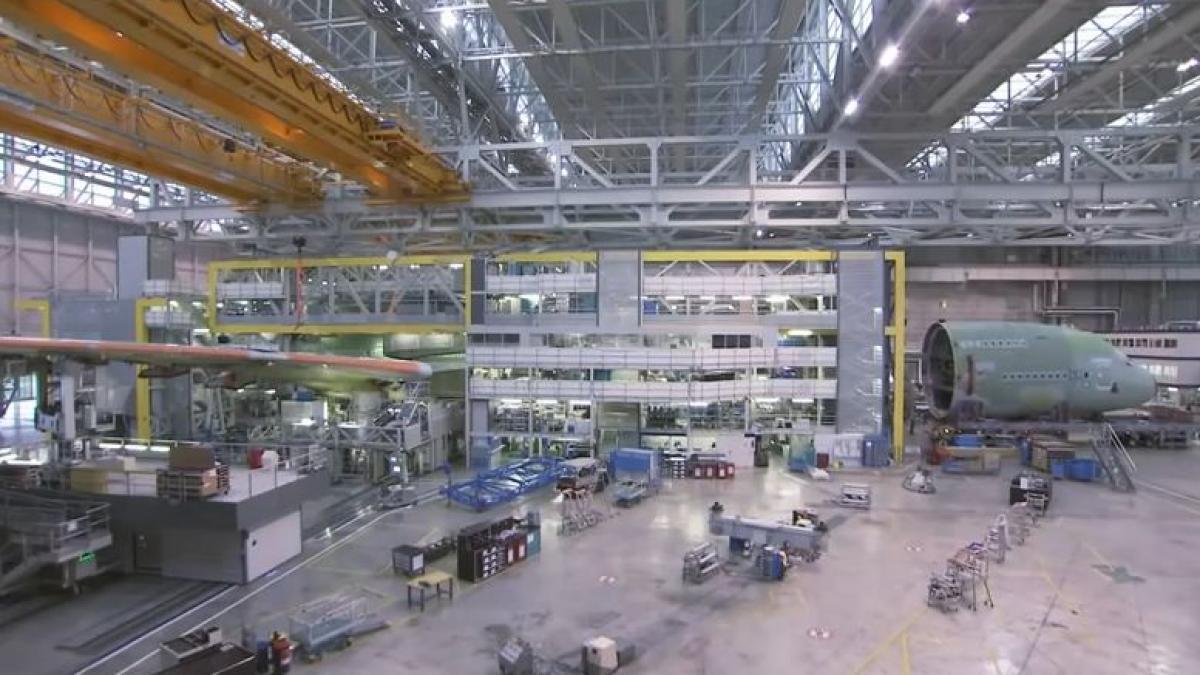 imagini inedite iata cum este asamblat cel mai mare avion din lume airbus a380