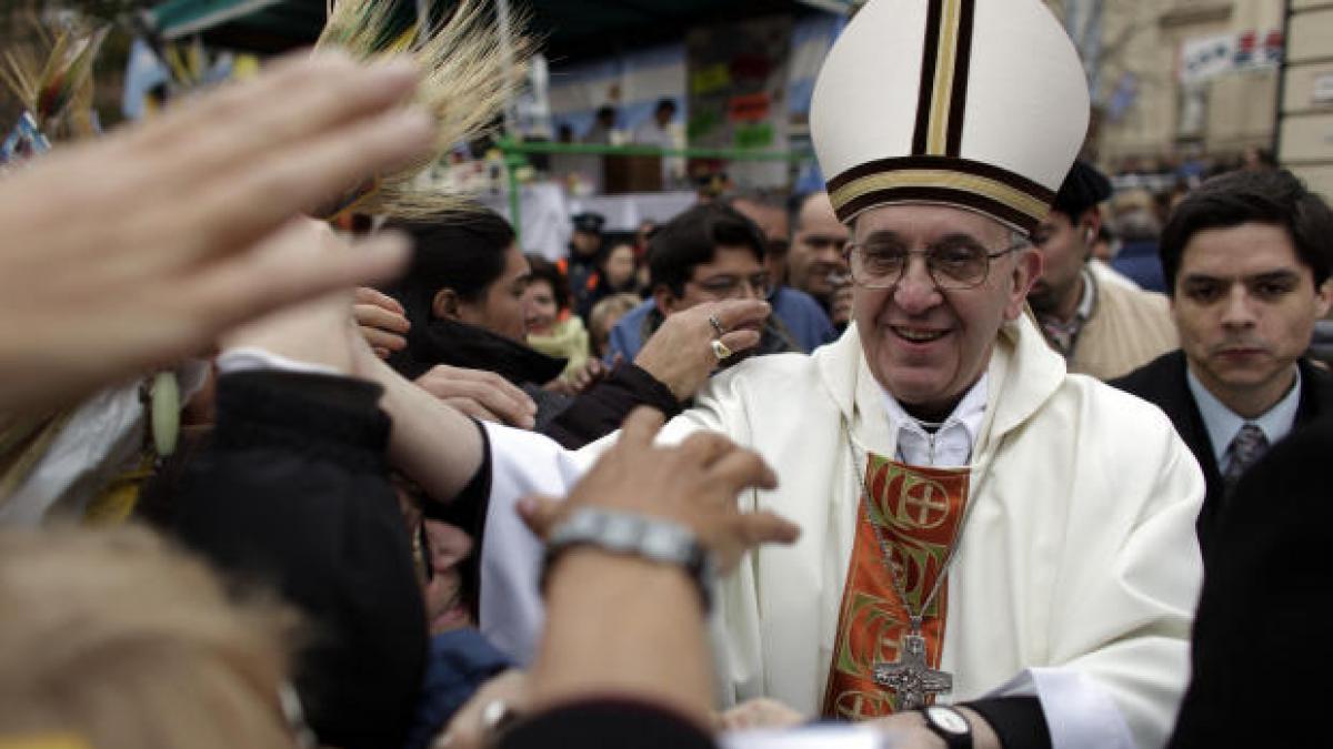 vizita plina de emotie in albania papa francisc a fost intampinat de zeci de mii de credinciosi