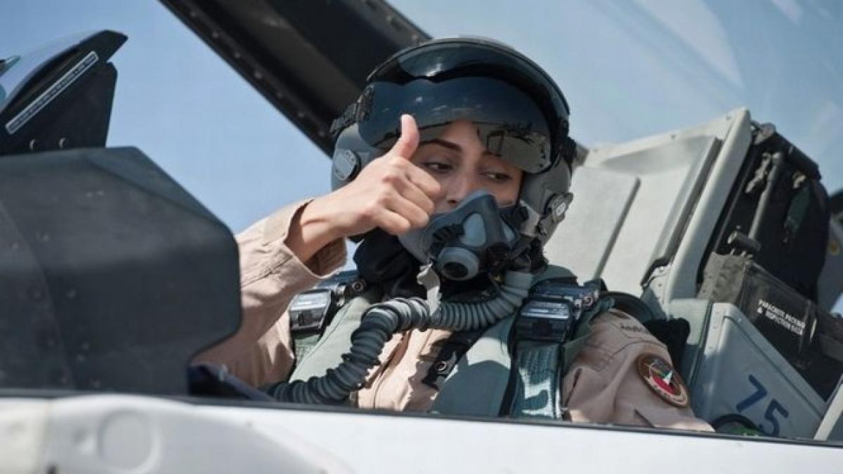 o femeie din emiratele arabe unite bombardeaza pozitiile teroristilor siil video