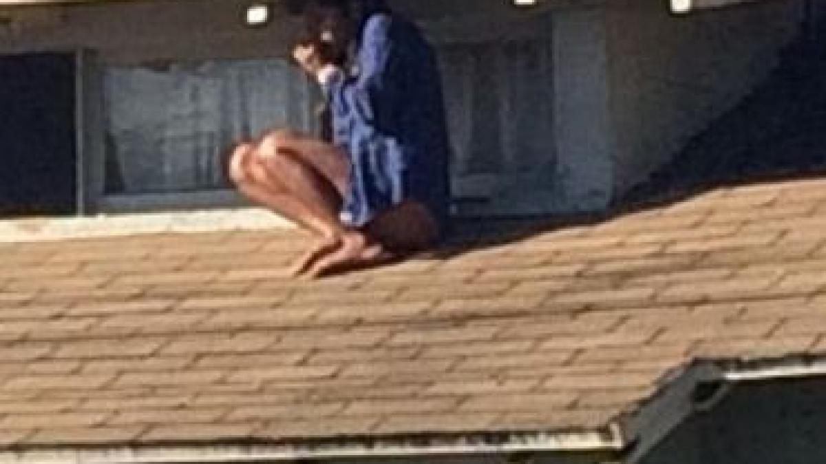 s a ascuns pe acoperis de hotul care intrase in casa ei ce au surprins trecatorii e traumatizant