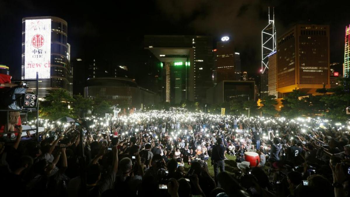 sediul guvernului din hong kong evacuat prin forta dupa ce manifestanti acuzati de nesupunere
