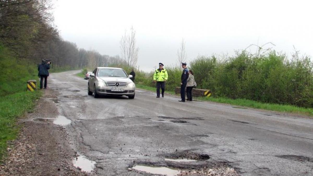 sute de aradeni in strada din cauza drumurilor neasfaltate protestul in fata casei unuia dintre