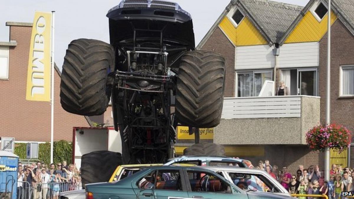 tragedie la un show auto din olanda doi oameni au murit la o demonstratie de vehicule monster truck