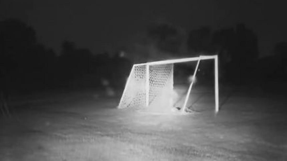 video politia a fost chemata de urgenta pe cine au gasit in poarta unui teren de fotbal cand au