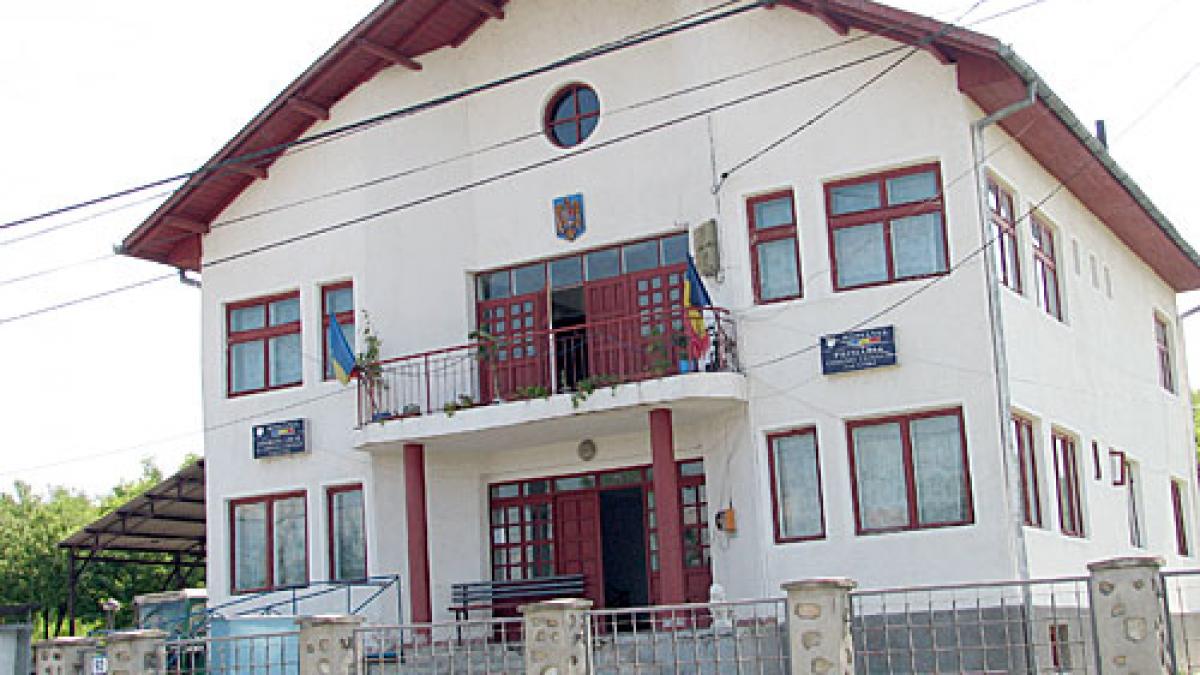 o angajata la primaria unei comune gorjene si a aruncat in toaleta pruncul nou nascut a negat tot