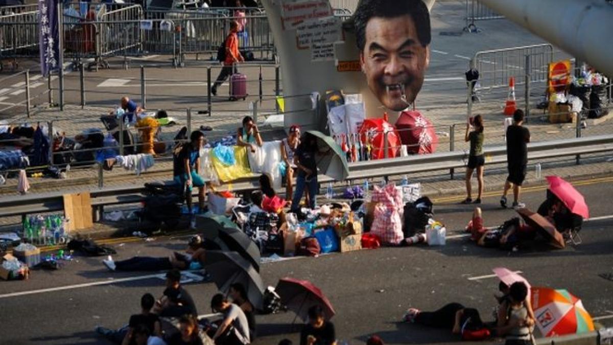 protestatarii din hong kong continua blocarea orasului si au strans provizii si au ridicat baricade