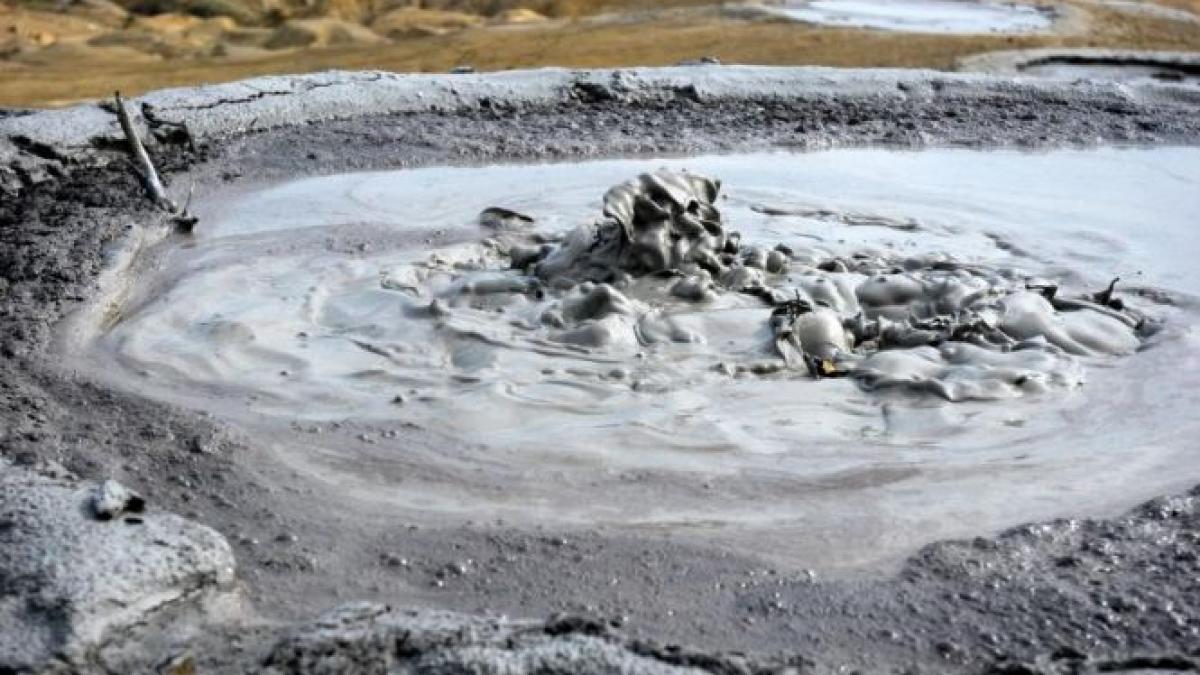 romania la inaltime vulcanii noroiosi