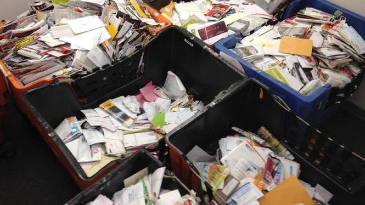 un postas alcoolic si deprimat a tinut acasa 40 000 de scrisori