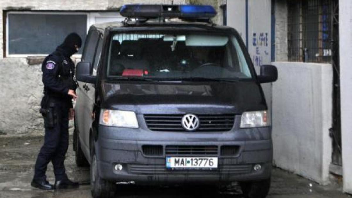 descinderi la contrabandistii de tigari este perchezitionata si casa unui politist