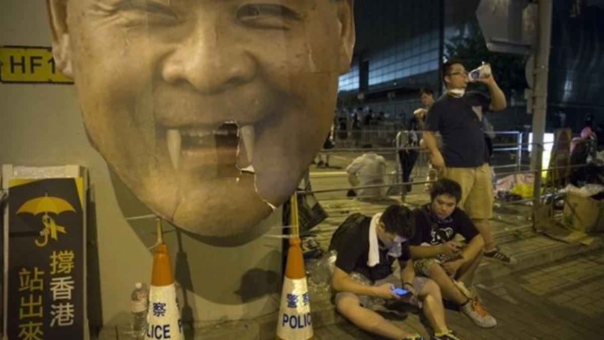 hong kong protestatarii cer demisia liderului local si ameninta ca vor ocupa cladirile