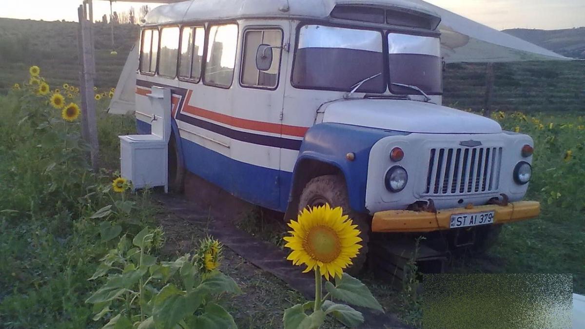 ce a reusit un moldovean sa faca din acest autobuz vechi in interior puteti vedea canapele de piele
